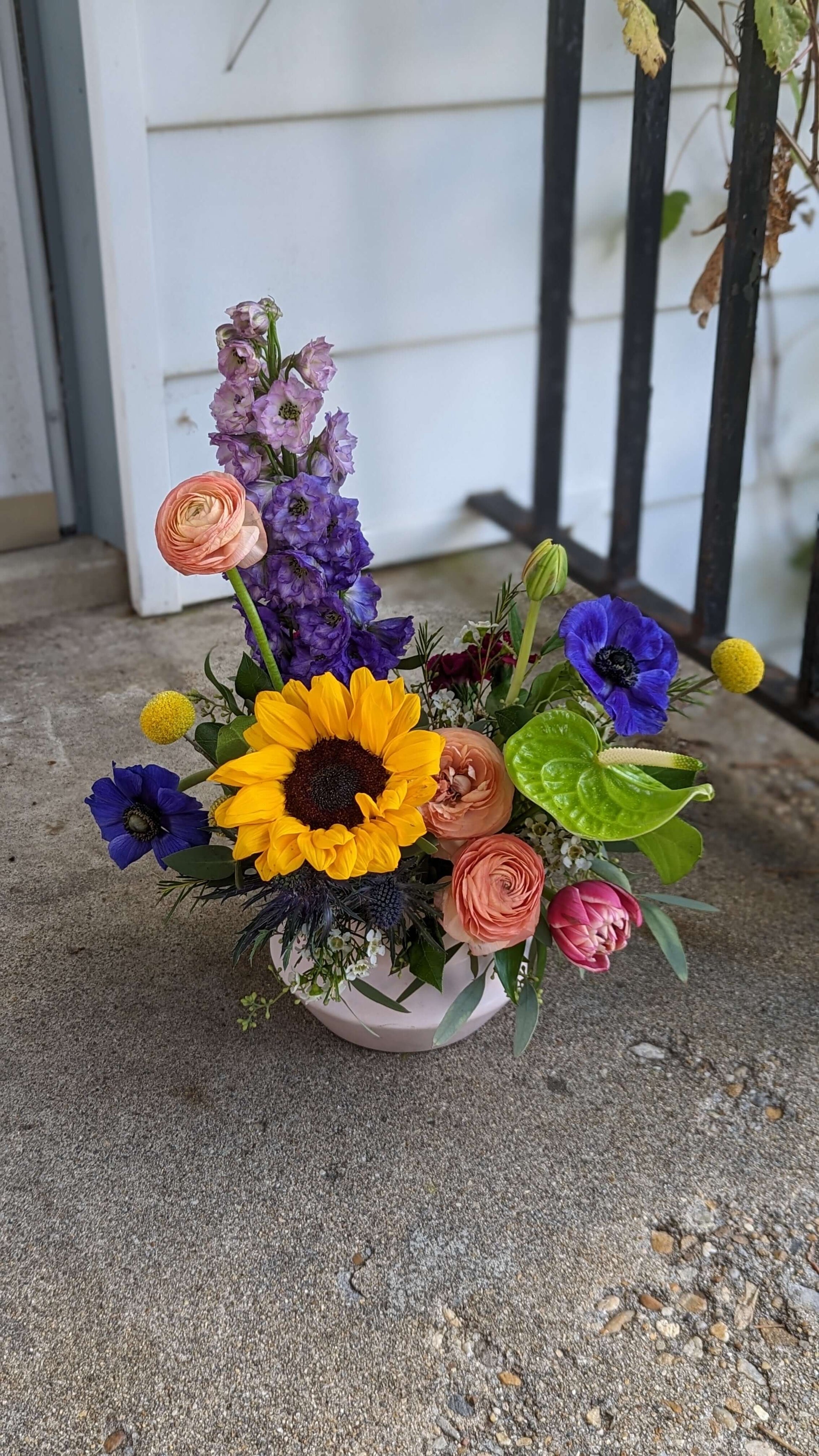 Beautiful Bubble
Gorgeous flowers in a whimsical bubble bowl can't help but bring a smile to your loved one's faces. Please include flower and color preferences. Some colors or flowers may not be available for same day orders.
Flower arrangement
FloralsbyHeidiCatherine